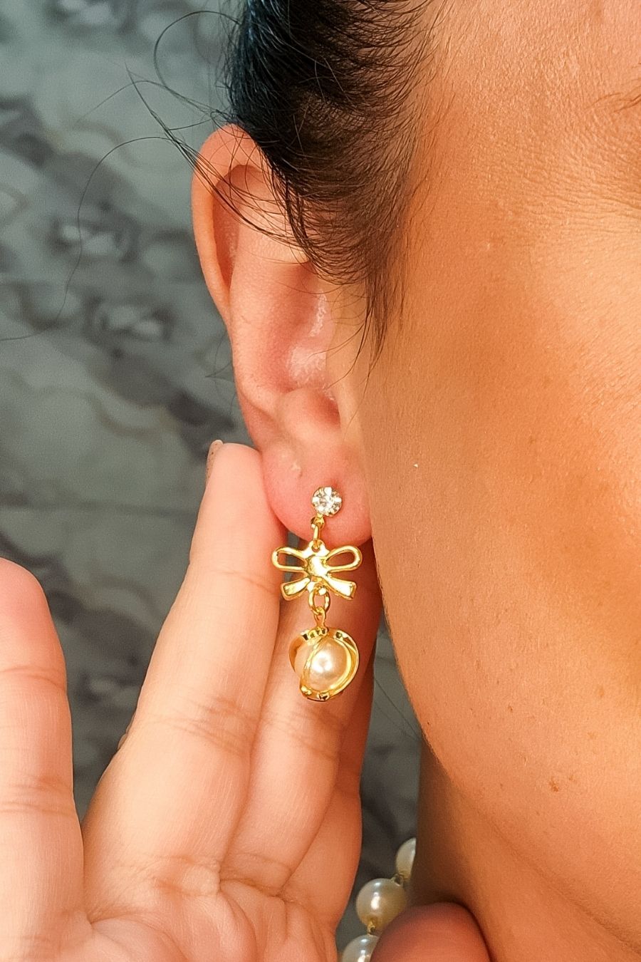 Brinco de Pérola Trabalhada com Zircônia e Laço Banhado em Ouro 18k