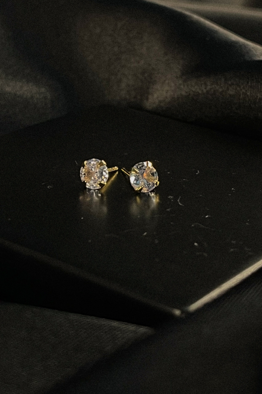 Brinco Pequeno Ponto de Luz Banhado em Ouro 18k