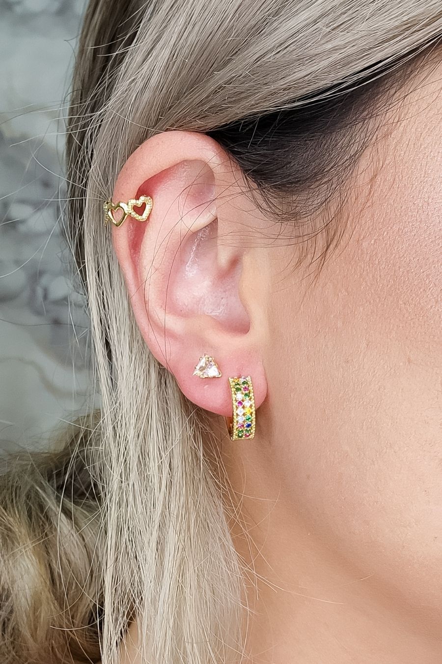 Brinco Argolinha Com Micro Zircônias Coloridas Banhado em Ouro 18k