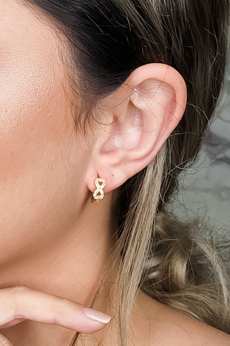 Brinco Argolinha Infinito Com Micro Zircônia Banhado em Ouro 18k