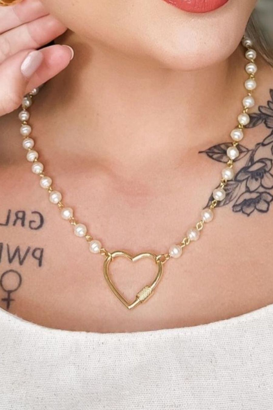 Colar de Pérola Torneada com Fecho em Forma de Coração Banhado em Ouro 18k