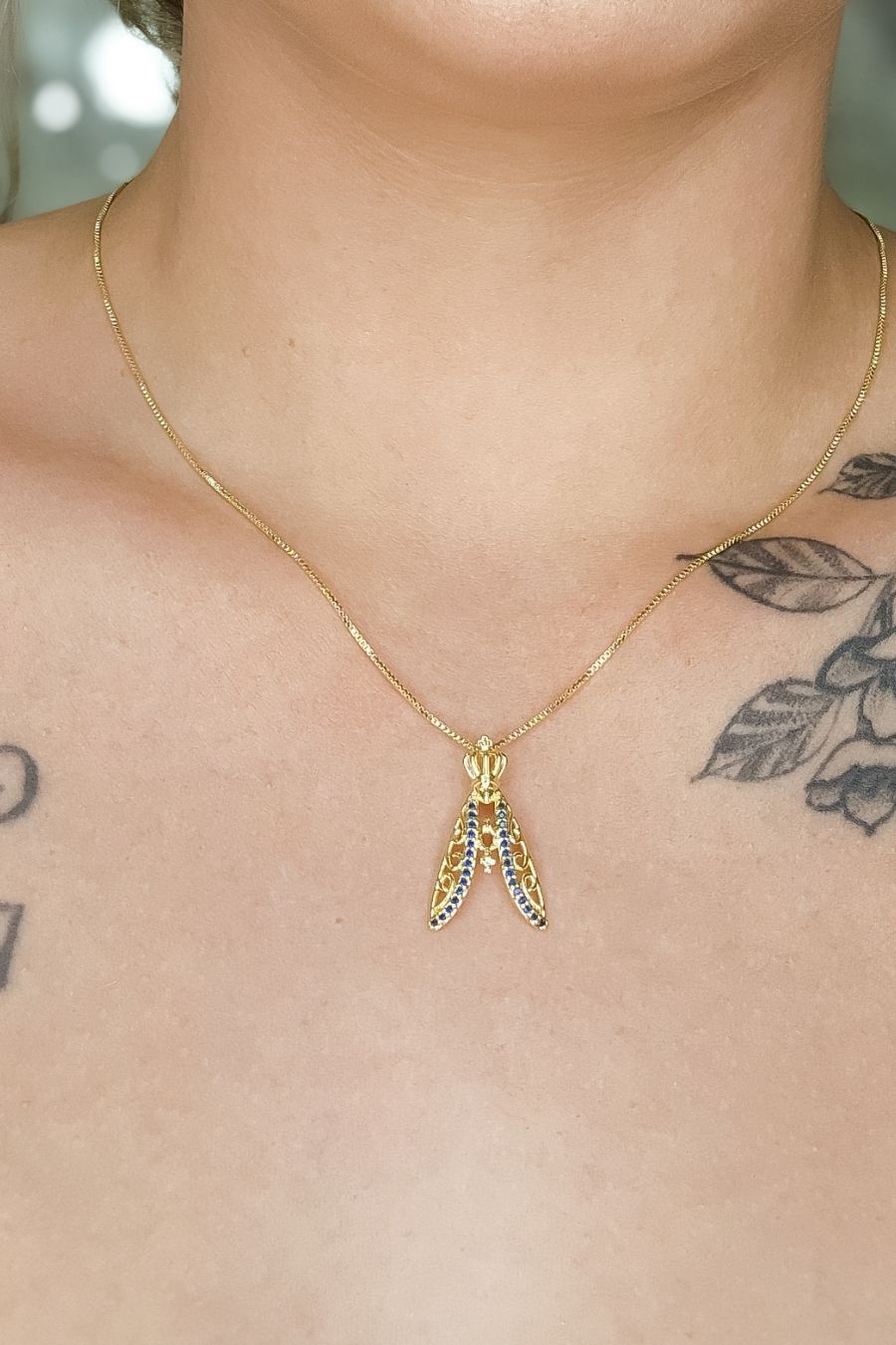 Colar Nossa Senhora Com Zircônias Azuis Banhado em Ouro 18k