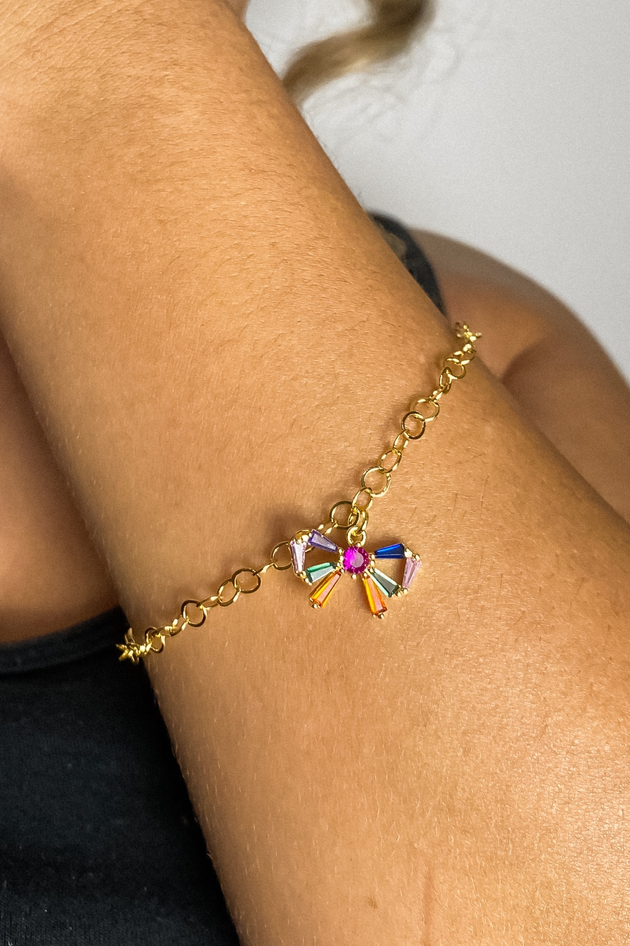 Pulseira Com Laço De Zircônias Coloridas Banhado em Ouro 18k