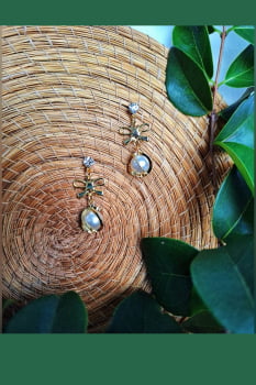 Brinco de Pérola Trabalhada com Zircônia e Laço Banhado em Ouro 18k