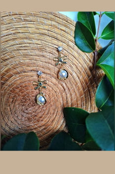 Brinco de Pérola Trabalhada com Zircônia e Laço Banhado em Ouro 18k