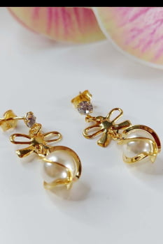 Brinco de Pérola Trabalhada com Zircônia e Laço Banhado em Ouro 18k