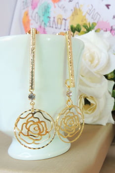 Brinco Médio De Fio Trabalhado e Flor Vazada Banhado em Ouro 18k