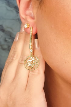 Brinco Médio De Fio Trabalhado e Flor Vazada Banhado em Ouro 18k