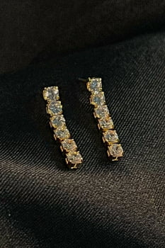 Brinco Pequeno Fio Com Cinco Zircônia Banhado em Ouro 18k