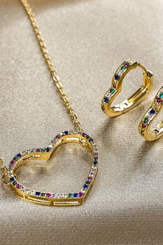 Conjunto de Coração Vazado Cravejado com Zircônias Multicolor Banhado em Ouro 18k