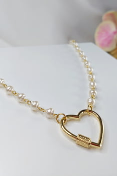 Colar de Pérola Torneada com Fecho em Forma de Coração Banhado em Ouro 18k