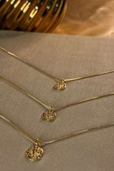 Colar Com Pingente Pequeno Em Circulo Com Árvore Da Vida Com Zircônias Coloridas Banhado em Ouro 18k