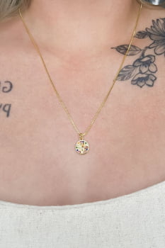 Colar Com Pingente Pequeno Em Circulo Com Árvore Da Vida Com Zircônias Coloridas Banhado em Ouro 18k