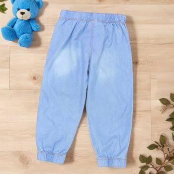 Calça Jogger Infantil Jeans Azul Claro Com Detalhe Caramelo