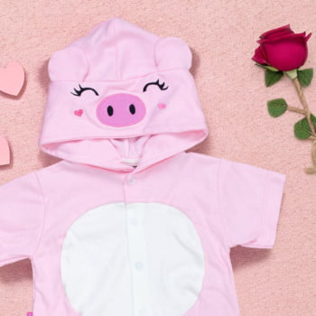 Macacão De Bebê Curto Capuz Bichinho Bordado Porquinha Rosa